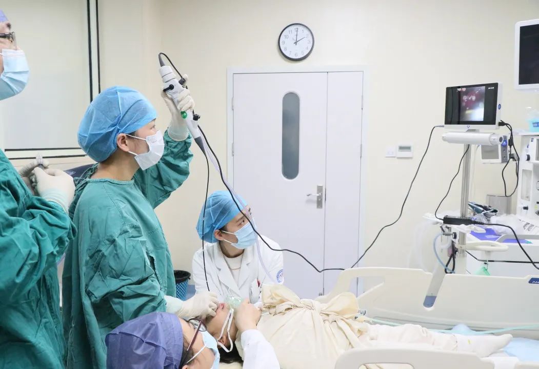 柯桥区妇幼保健院儿科正在开展纤维支气管镜灌洗术,该项技术于2019年由浙江大学医学院附属儿童医院派驻我院的儿科专家吴磊副主任医师率先在我区范围内开展,目前该院儿科已熟练掌握该项技术并独立开展.jpg